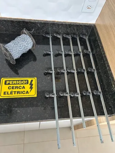 Kit Cerca Elétrica: 5 Hastes, Fio e 7 Placas de Advertência