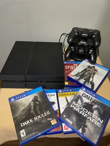 Vendo PS4 em ótimo estado e funcionando perfeitamente.