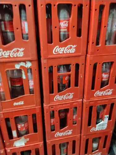 Caixa de Coca Cola com garrafas
