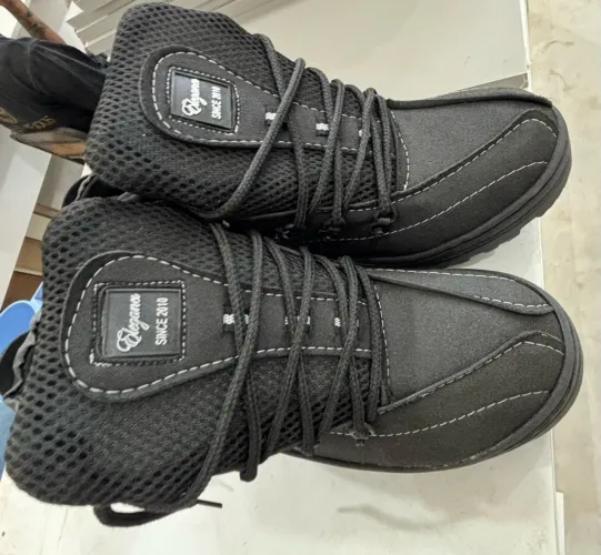 Bota para trabalho nova número 42, mas a forma é pequena