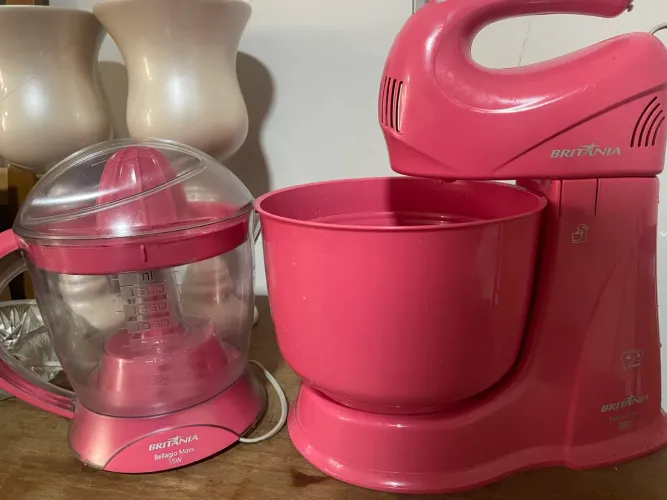 Kit Cozinha Britânia Rosa: Batedeira  + Espremedor