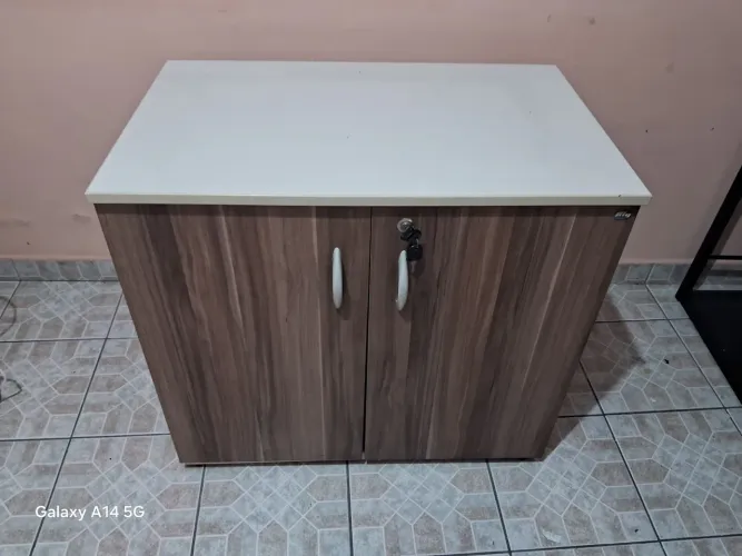 Móvel rack com duas portas