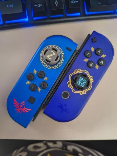 Joy-Con Skyward Sword + Bolsa de viagem para Switch