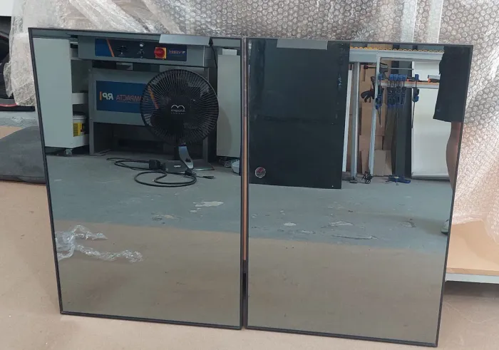 Portas de alumínio PRETA com puxadores e espelhos REFLECTA