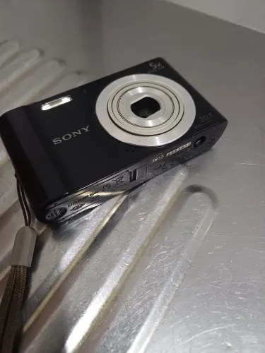 Câmera Digital Sony Cyber-shot DSC-W800 20.1 MP 5x Zoom Óptico - Preta /