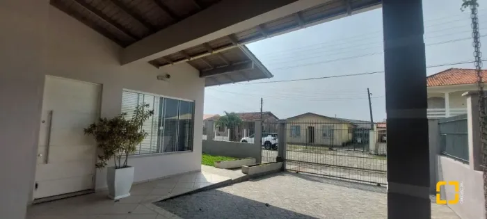 Casa Térrea FINANCIÁVEL com 113m², PÁTIO INDIVIDUAL, situada no bairro Carianos Sul da Ilh