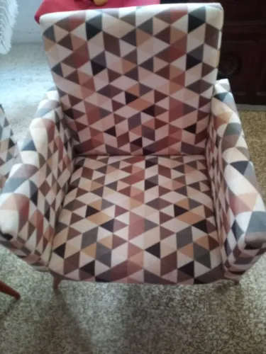 Produto para varanda ou sala, tem umas machinhas no acento.