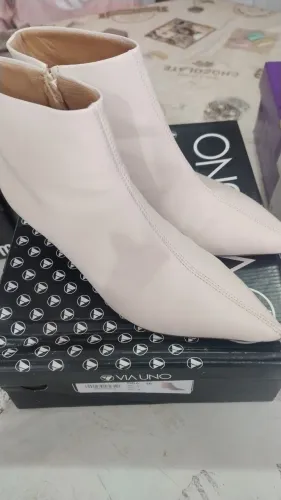 Bota via uno branca e nude