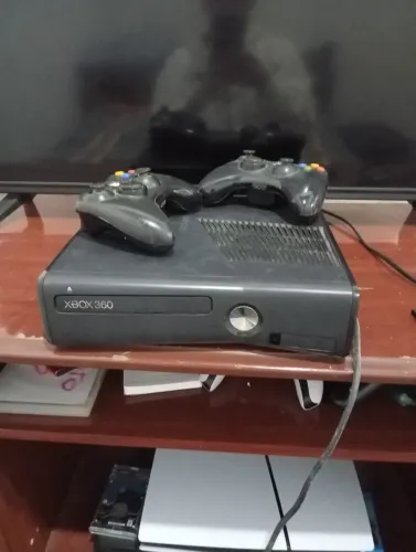 Vendo Xbox 360 rgh freestyle instalado HD de 250 gigas ja com30 jogos 2 manetes originais