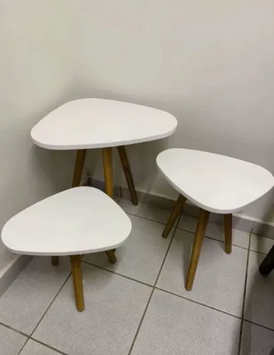 Kit 3 mesas decorativas estilo nórdico. Conjunto de mesas de canto retrô com pés palito.