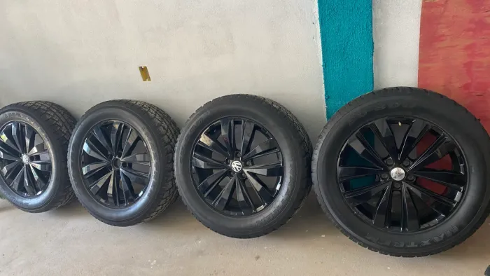 Vende-se jogo de roda aro 20 completo pra Amarok com furação 5x120mm