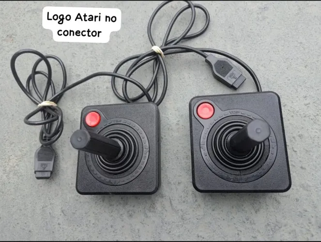 Par controles originais Atari 2600 funcionando perfeitamente