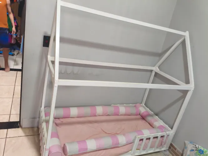 Cama infantil montessoriana casa