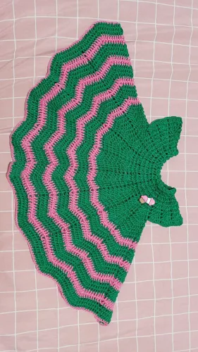 Vestido para bebê em crochê verde com listras rosa