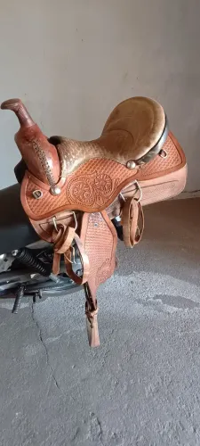 Sela de couro completa, acompanha manta e acessórios. Bem conservada!?