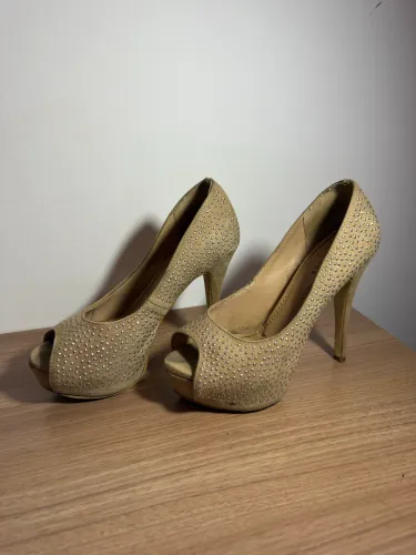 sapato peptoe dourado com brilhos