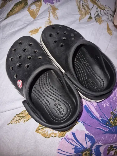 VENDO CROCS PRETA INFANTIL