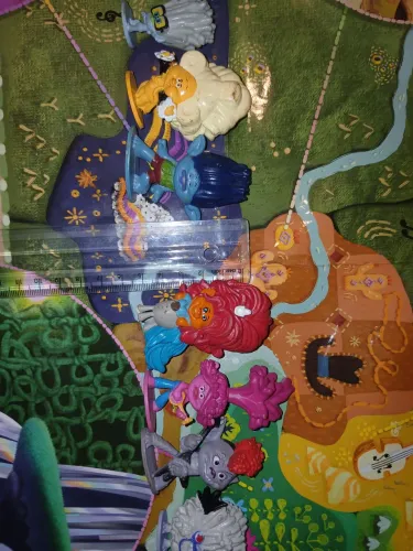 Livro trolls com miniatura