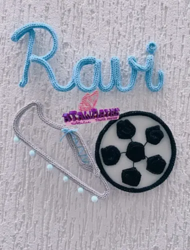 Porta maternidade futebol personalizado em tricotin com chuteira e bola