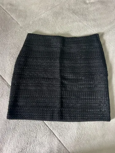 mini saia preta H&M texturizada - nova