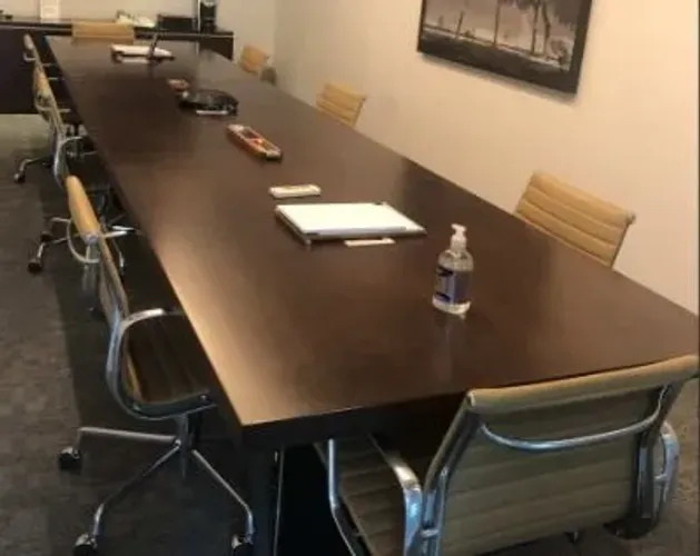 Mesa de Reunião em ótimo estado.