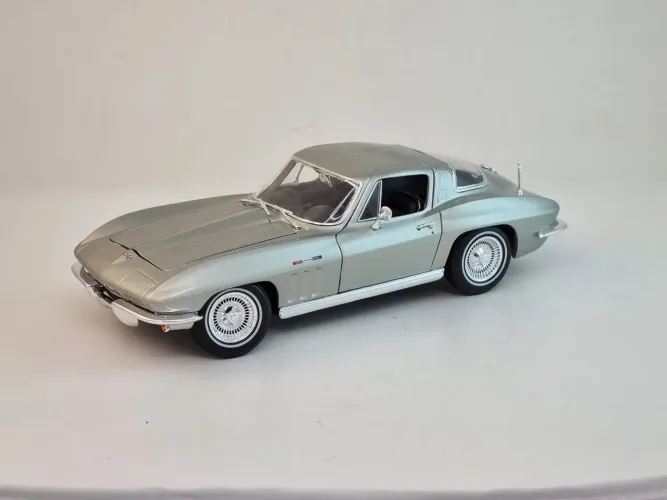 1965 Chevrolet Corvette Sting Ray 1:18 Maisto 