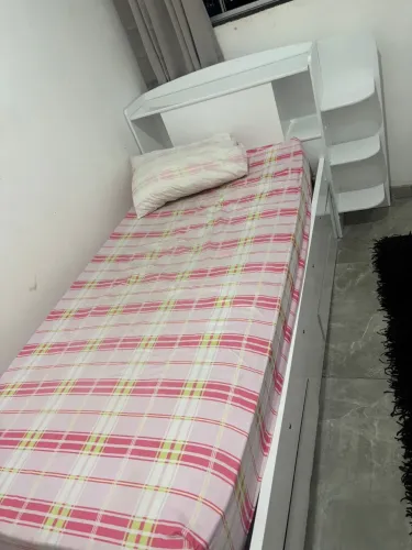 Cama de Solteiro Branca com Escrivaninha, Prateleiras e Gavetas.