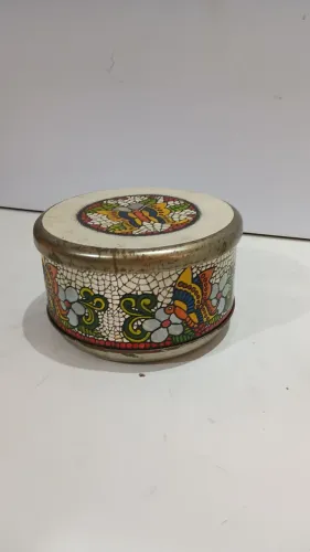 lata redonda de metal decorativa e colecionável com estampa em alto-relevo estilo mosaico