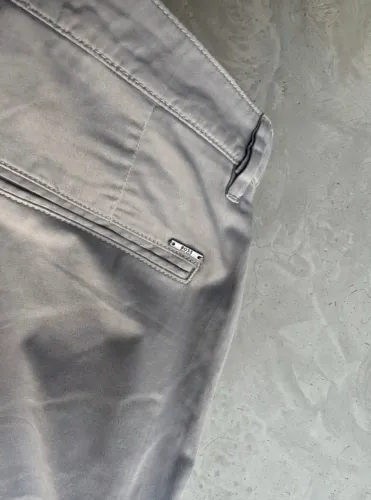 Calça Hugo Boss chinó slim fit cinza 42
