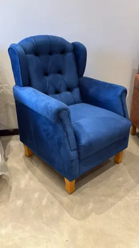 POLTRONA YARA SUEDE AZUL MARINHO (PEQUENAS AVARIAS)