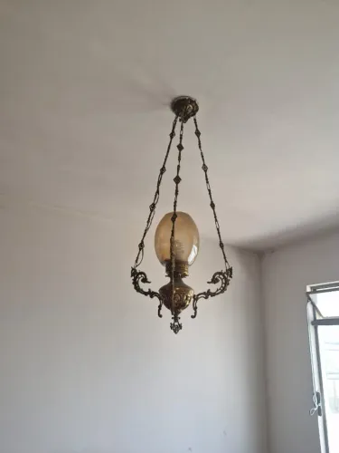 Lustre pendente em metal fundido na cor bronze