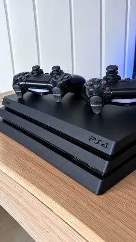 Ps4 pró+base de carregamento+1 jogo midia fisica+2 controles garantia