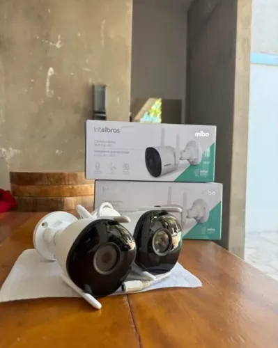 Câmera Intelbras Wi-fi Full HD (2 unidades) c/ 2 cartões de memória 128GB