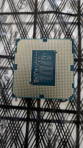 Processador Xeon E3-1230 V3  3.7GHz 8 threads e mais cache.