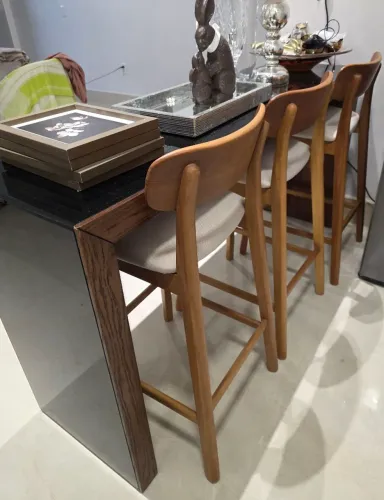 Aparador em excelente estado com tampo e laterais de vidro marrom mede 1,65x0,45x0,84m.