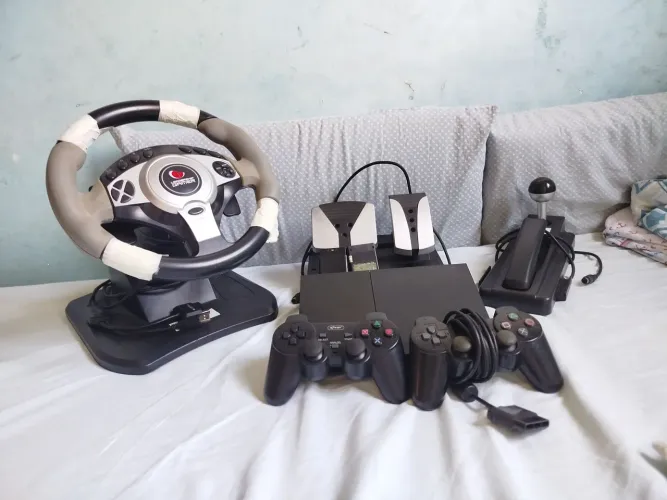 PS2 Slim com volante e jogos