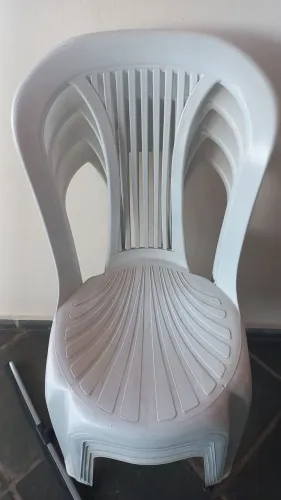 Mesa + 4 cadeiras plásticas 