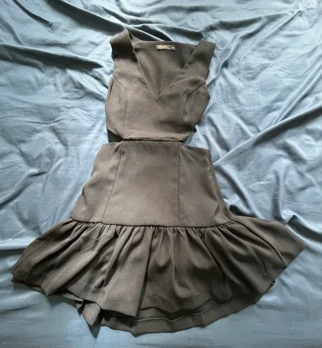Vestido preto elegante aberto nas laterais 
