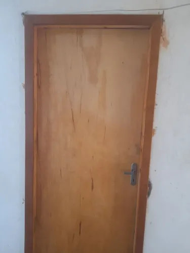 Porta madeira excelente estado com batentes, guarnição e fechadura com 2 chaves 100