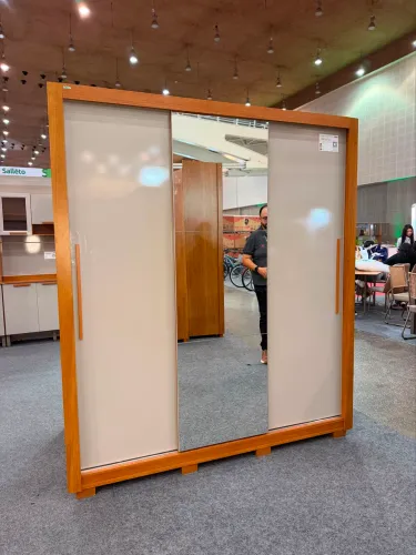Roupeiro 3 portas de correr com espelho novo disponível