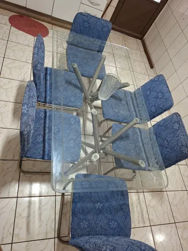 Mesa com vidro bisotê e pintura em pés de alumínio com 8 cadeiras com estofado. LINDAS!!