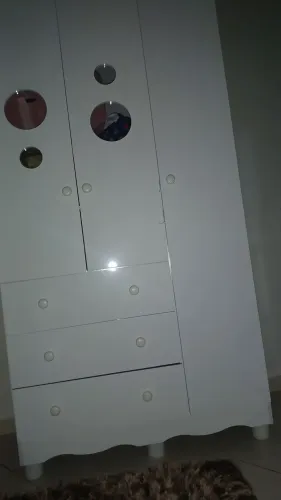 Vendo conjunto de guarda roupa e berço.