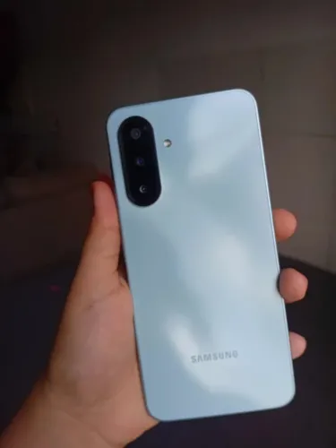 Perfeita condições acompanha capinha e caixa do celular 
