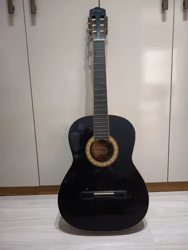 Um violão  usado 