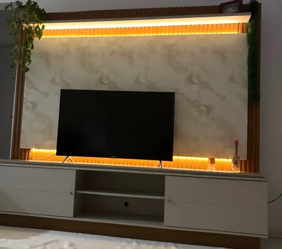 Painel de TV / Rack com painel marmorizado e ripado