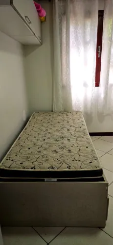 Cama de solteiro com cama auxiliar