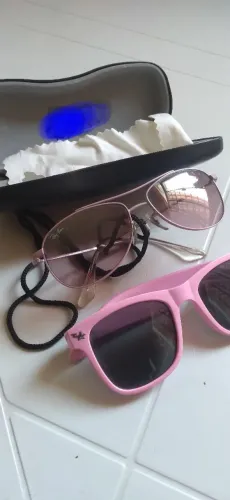 2 óculos de sol infantil. 35 reais