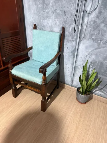 Par de poltronas de madeira maciça