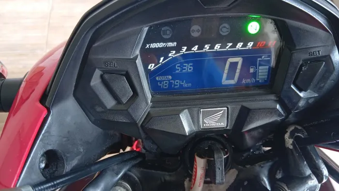 Vendo uma cg Titan 160 2023 toda arrumadinha novinha pneu novos todos os dois venha confer