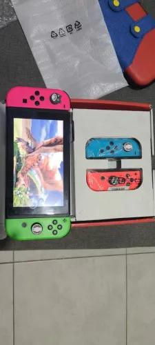 Nintendo Switch V2 Desbloqueado + 256GB + 4 Joy-Cons